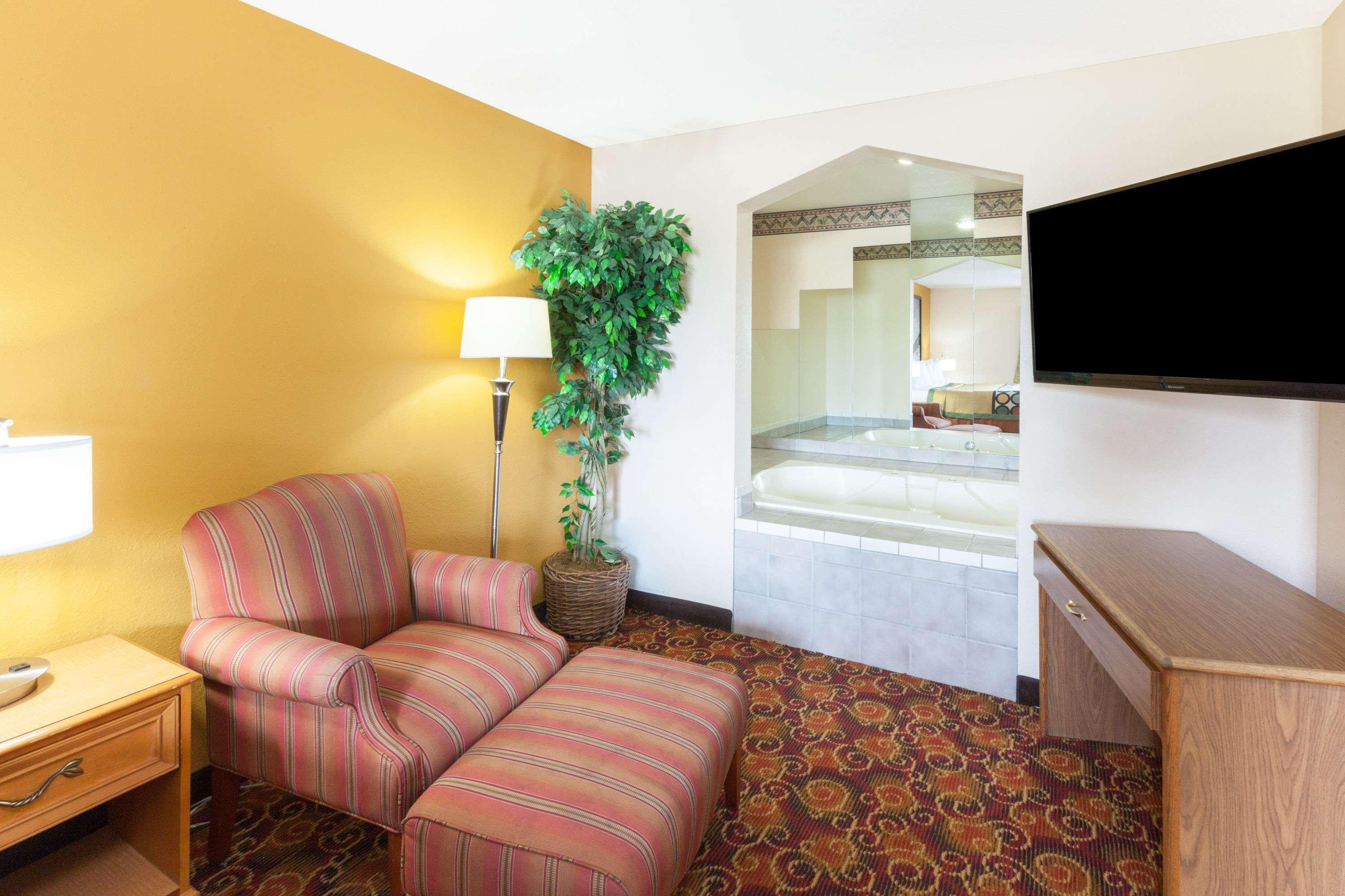 Super 8 By Wyndham Motel